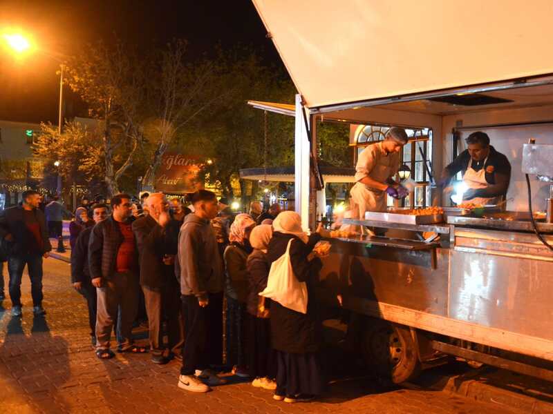 Kurşunlu Camiinde Aziz Şehitlerimizin ruhuna ithafen vatandaşlarımıza lokma dağıtımı